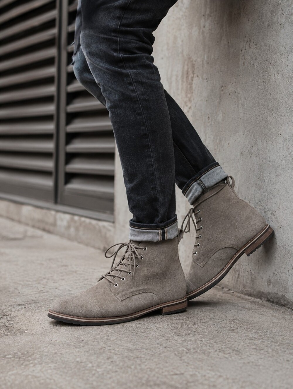 Helm Hollis Men's Suede Cap Toe Chukka Boots in Taupe Size 11
